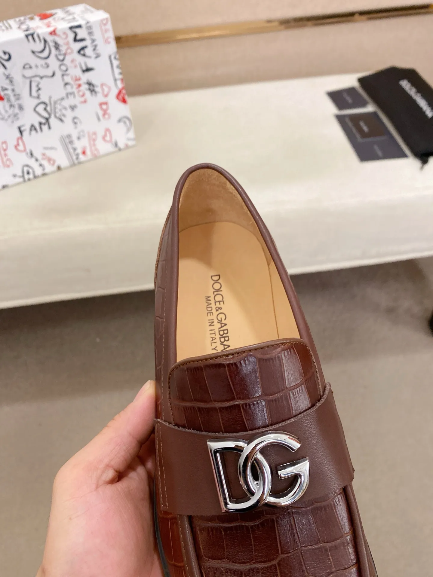 Men's clothing and shoes💰 520💰🌲DG top-notch🔍🔍men's new leather shoes🚹sold at the same time⚠The uppers are imported cowhide from Italy, the entire imported cowhide lining, and imported accessories💪💪, completely 1⃣️ vs. 1⃣️🇮🇹 💪💪, ⚠Sole: The original sole is specially provided by the original factory, the exclusive movable molded sole is super comfortable, ⚠Original factory follow-up goods, 🔍🔍high quality, can be entered and exited at will, welcome to compare ⚠Size number: 38-44. Can be customized 45 non-returnable